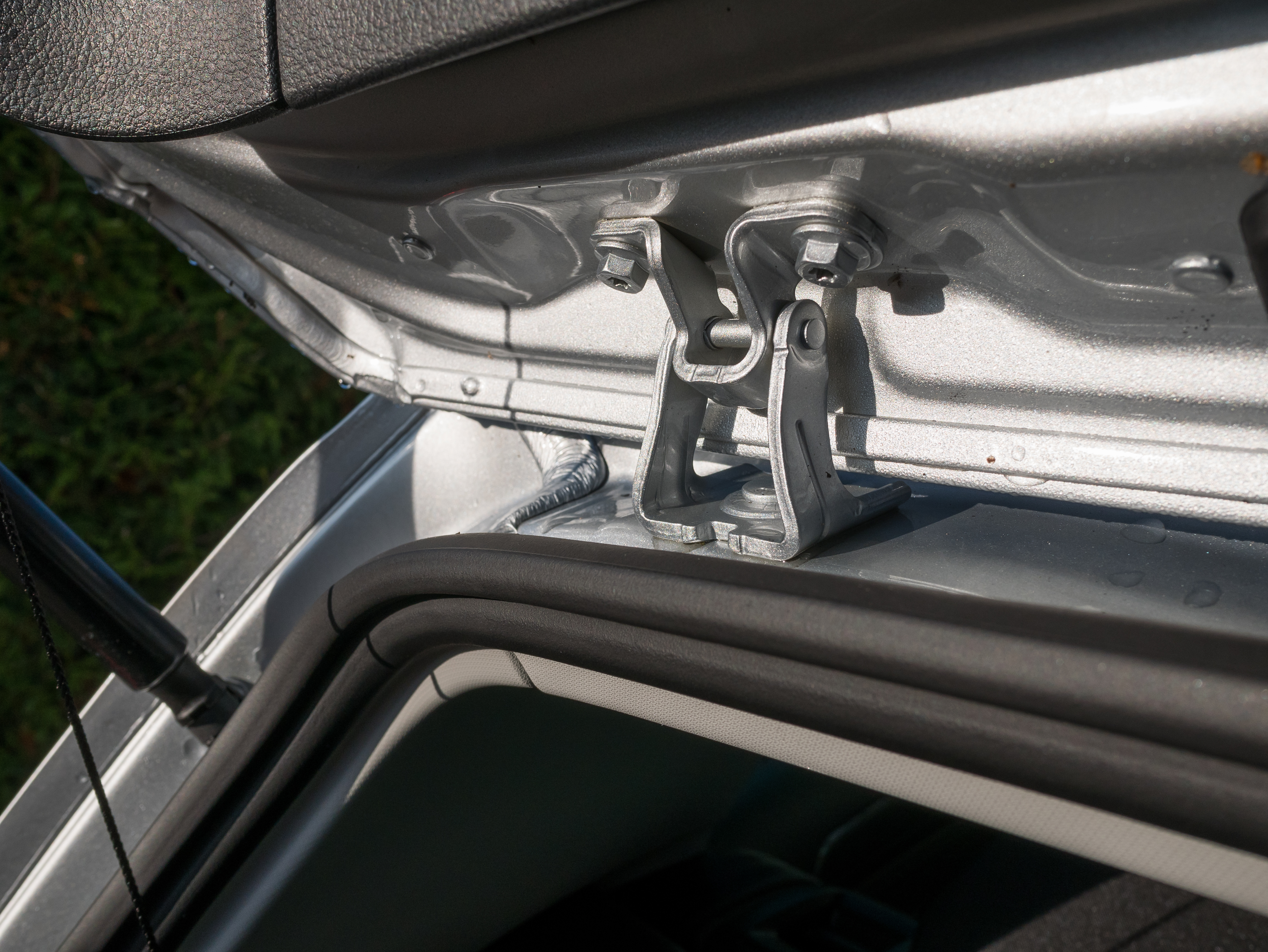 Door hinge for practical home care
